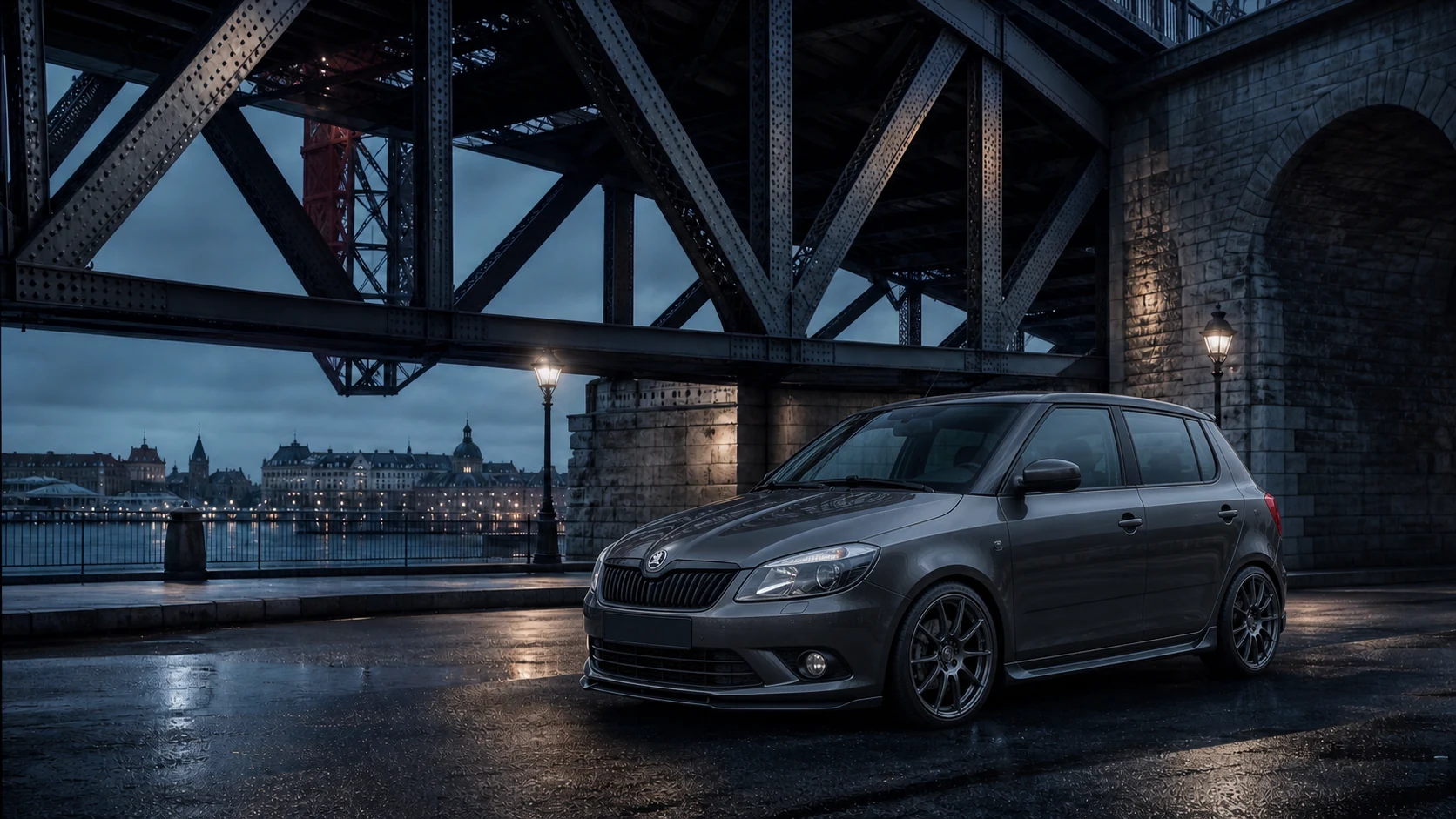 Тюнингованная Skoda Fabia II facelift под чугунным мостом